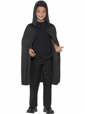 Zwarte Hooded Halloween Cape - zwarte lange cape met capuchon, perfect voor Halloween! Deze cape kan door zowel jongens als meisjes worden gedragen.