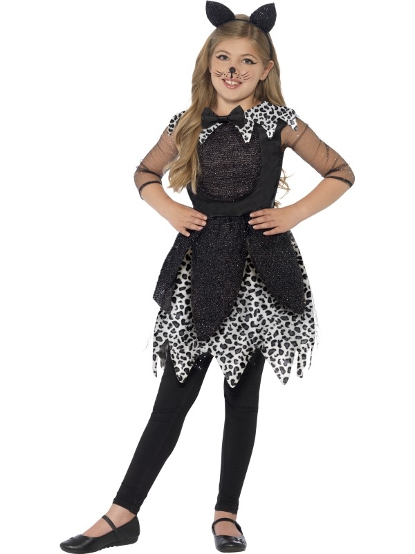 Deluxe Midnight Cat Kostuum - de jurk bestaat uit een wit - zwart gevlekte onderjurk met aangehechte zwarte bovenjurk en zwart strikje. Ook de zwarte diadeem met kattenoren en de staart zijn inbegrepen. Om de outfit compleet te maken kun je bij ons ook schmink setjes, panty's en andere accessoires bestellen!