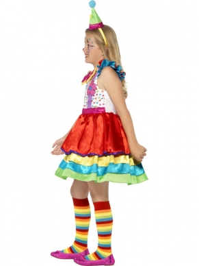 Deluxe Clown Girl Kinder Kostuum - clown kostuum, inclusief schattig jurkje met gestipte top met print van knopen, bretels en bloem, rok van gekleurde laagjes en strik en gekleurd clown hoedje op diadeem. We verkopen ook diverse schmink setjes en kousen in onze webshop!